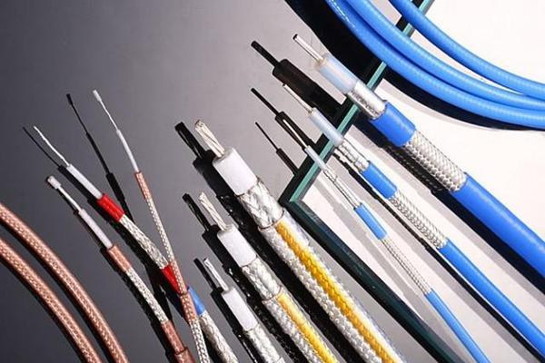 过期电缆也是储存太久的电缆存在外皮老化的情况影响使用安全